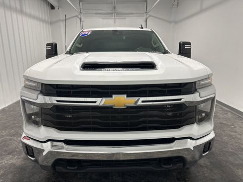 Used 2024 Chevrolet Silverado 2500 LT AWD/4WD image 2