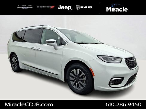 Certified 2021 Chrysler Pacifica Limited image 1