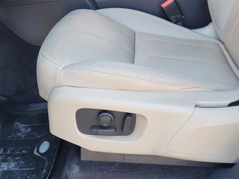 Used 2018 Land Rover Discovery SE image 23