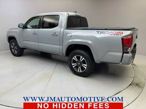 Used 2018 Toyota Tacoma TRD Sport AWD/4WD image 3