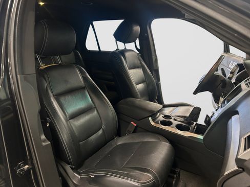 Used 2014 Ford Explorer XLT w/ Equipment Group 201A FWD image 18