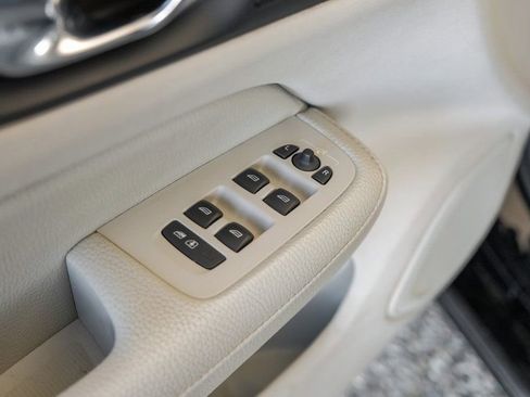 Used 2021 Volvo S60 T5 Momentum image 44