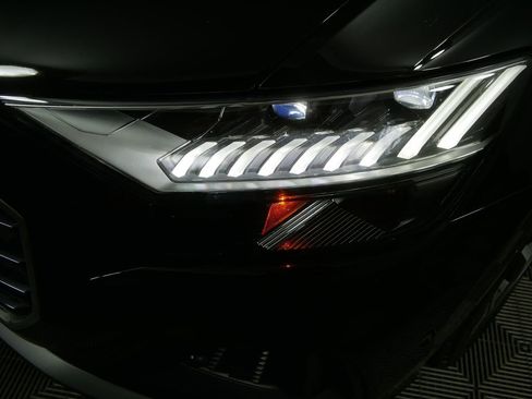 Used 2022 Audi Q8 Prestige image 9