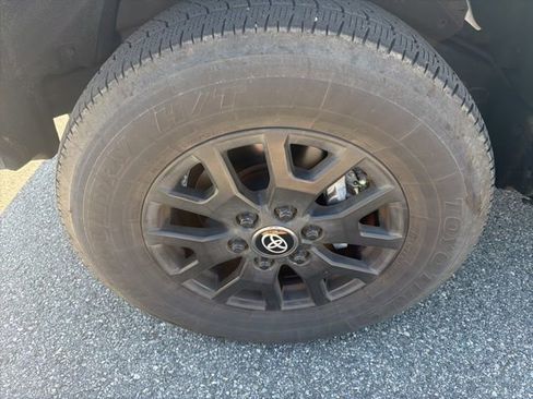 Used 2024 Toyota Tacoma SR5 w/ SR5 Upgrade Package image 8