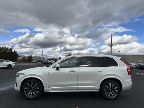 Used 2022 Volvo XC90 T6 Momentum w/ Advanced Package image 9