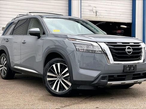 Used 2024 Nissan Pathfinder Platinum image 1
