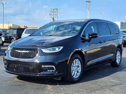 New 2025 Chrysler Pacifica Select FWD image 2