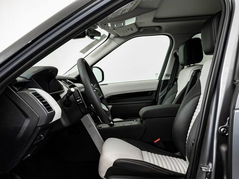 New 2026 Land Rover Discovery S image 25