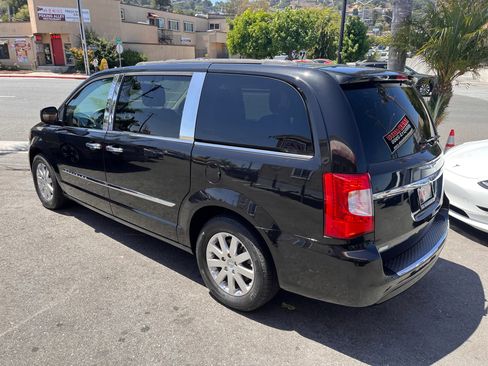 Used 2015 Chrysler Town & Country Touring FWD image 5