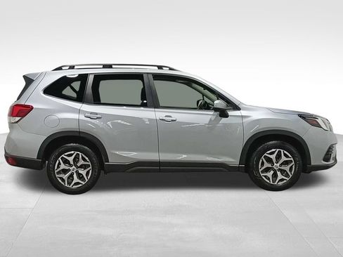 Used 2022 Subaru Forester Premium AWD/4WD image 2