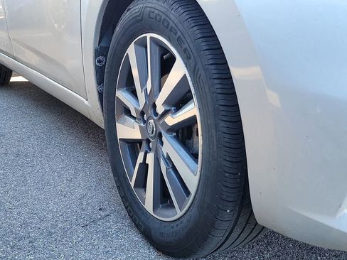 Used 2020 Nissan Versa SV image 5