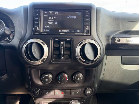 Used 2017 Jeep Wrangler Unlimited Sahara w/ Dual Top Group AWD/4WD image 21