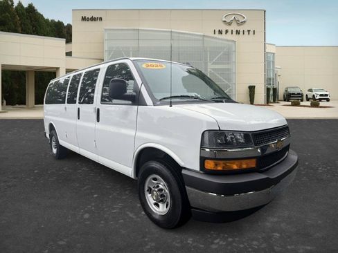 Used 2025 Chevrolet Express 3500 LT w/ LT Preferred Equipment Group RWD image 3