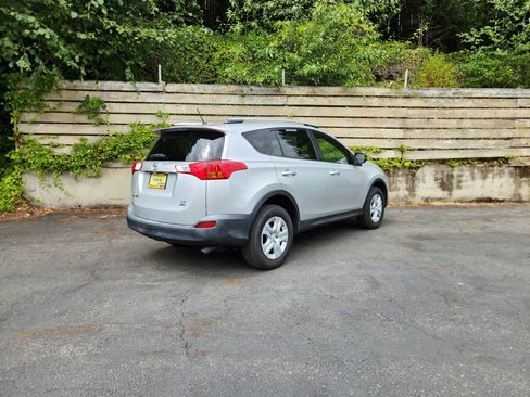 Used 2015 Toyota RAV4 LE AWD/4WD image 16