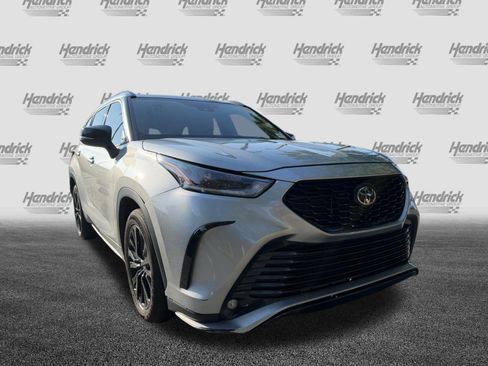 Used 2023 Toyota Highlander XSE FWD image 2