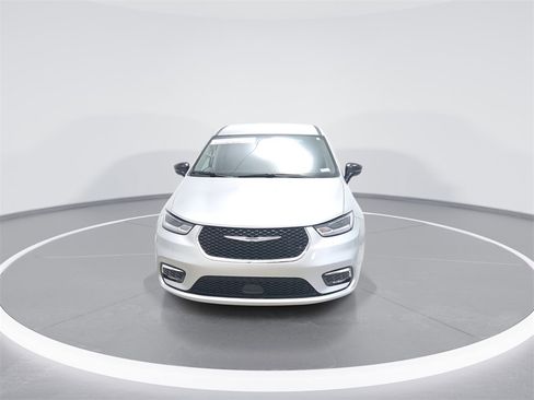 Used 2024 Chrysler Pacifica Touring-L image 2