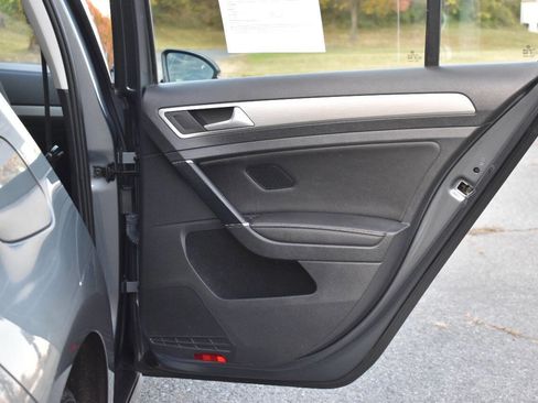 Used 2017 Volkswagen Golf S image 11