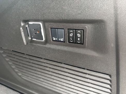 Used 2025 GMC Yukon XL AT4 image 29