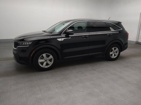 Used 2023 Kia Sorento LX FWD image 2