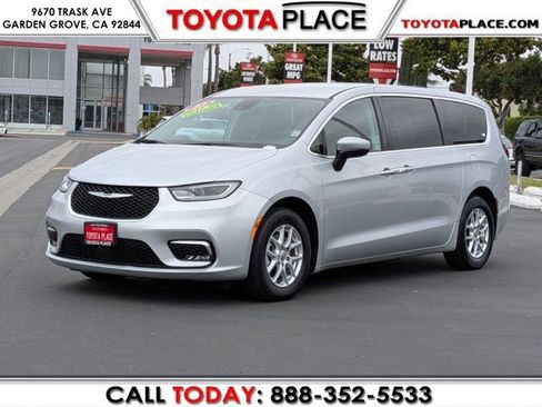 Used 2023 Chrysler Pacifica Touring-L FWD image 1