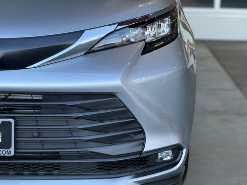 Used 2025 Toyota Sienna XLE w/ XLE Plus Package image 5
