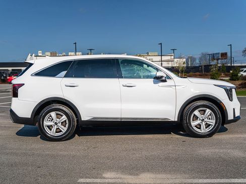 Used 2025 Kia Sorento LX image 8