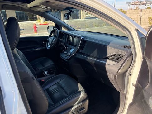 Used 2017 Toyota Sienna SE image 13
