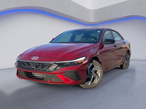 Used 2025 Hyundai Elantra Sport image 2