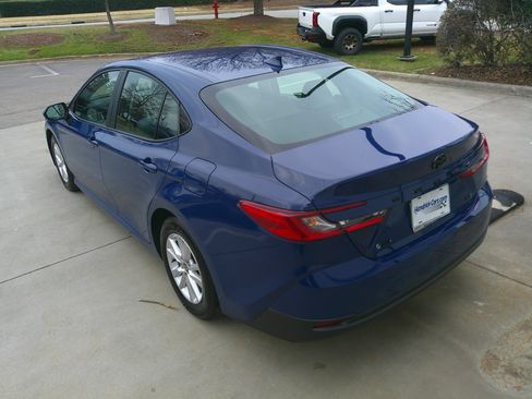 Used 2025 Toyota Camry LE image 10