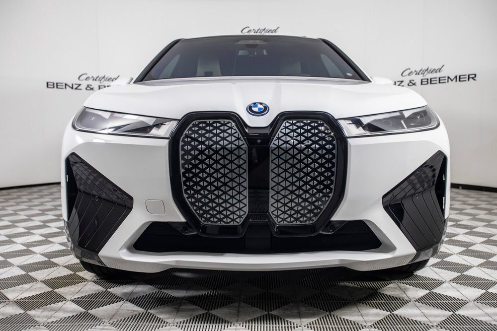 Used 2024 BMW iX xDrive50 w/ Sport Package AWD/4WD image 5
