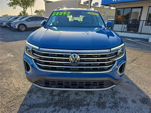 Used 2025 Volkswagen Atlas SE image 2