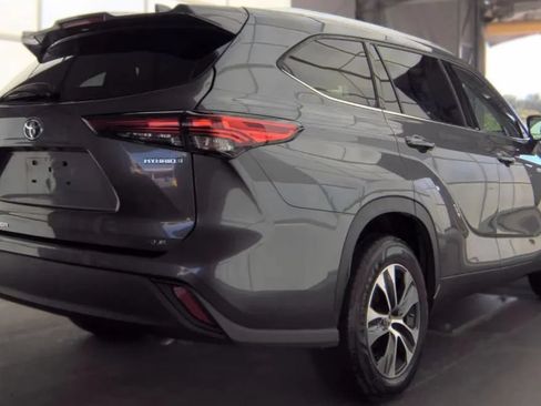 Used 2021 Toyota Highlander XLE FWD image 3