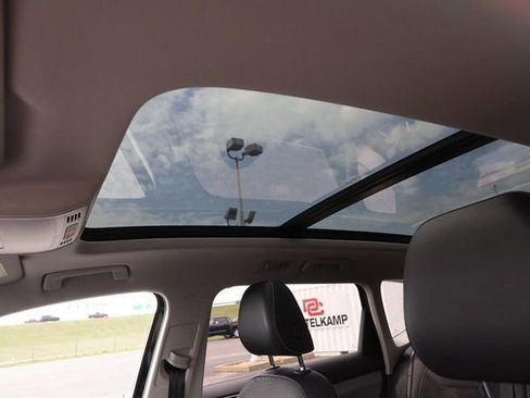 Certified 2023 Volkswagen Taos SE w/ Panoramic Sunroof Package image 8