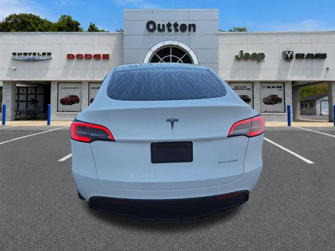 Used 2023 Tesla Model Y AWD image 5