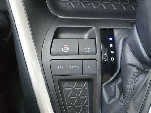 Certified 2025 Toyota RAV4 LE FWD image 33