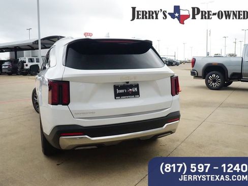 Used 2025 Kia Sorento S image 4