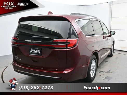 Used 2022 Chrysler Pacifica Touring-L image 4