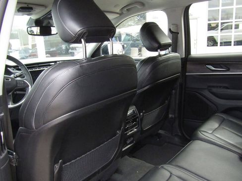 Used 2023 Jeep Grand Cherokee L Limited AWD/4WD image 9