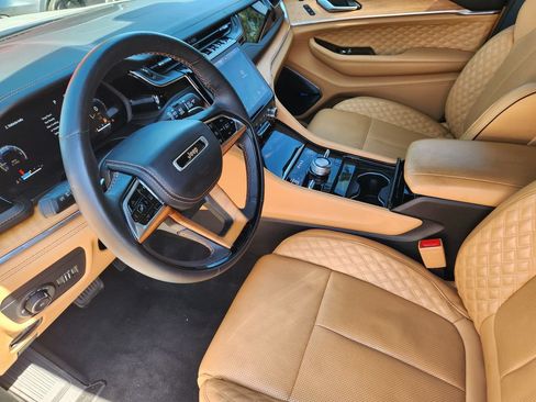 Used 2023 Jeep Grand Cherokee Summit AWD/4WD image 7