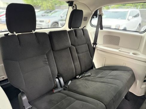 Used 2015 Chrysler Town & Country Touring FWD image 17