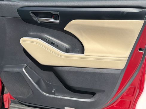 Used 2024 Toyota Highlander XLE image 30