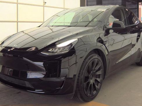 Used 2023 Tesla Model Y AWD image 1