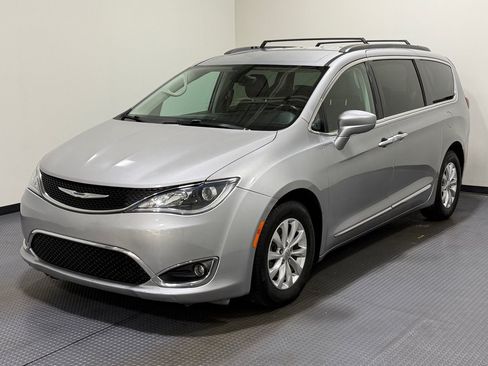 Used 2017 Chrysler Pacifica Touring-L FWD image 1