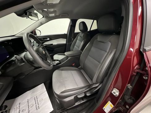 Used 2025 Chevrolet Trax LT FWD image 19