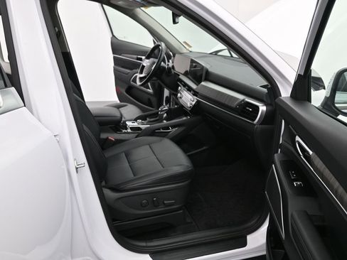 Used 2024 Kia Telluride EX w/ EX Captain's Chair Package image 13