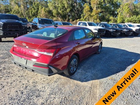 Used 2024 Hyundai Elantra SEL image 3