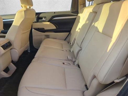 Used 2019 Toyota Highlander XLE image 20