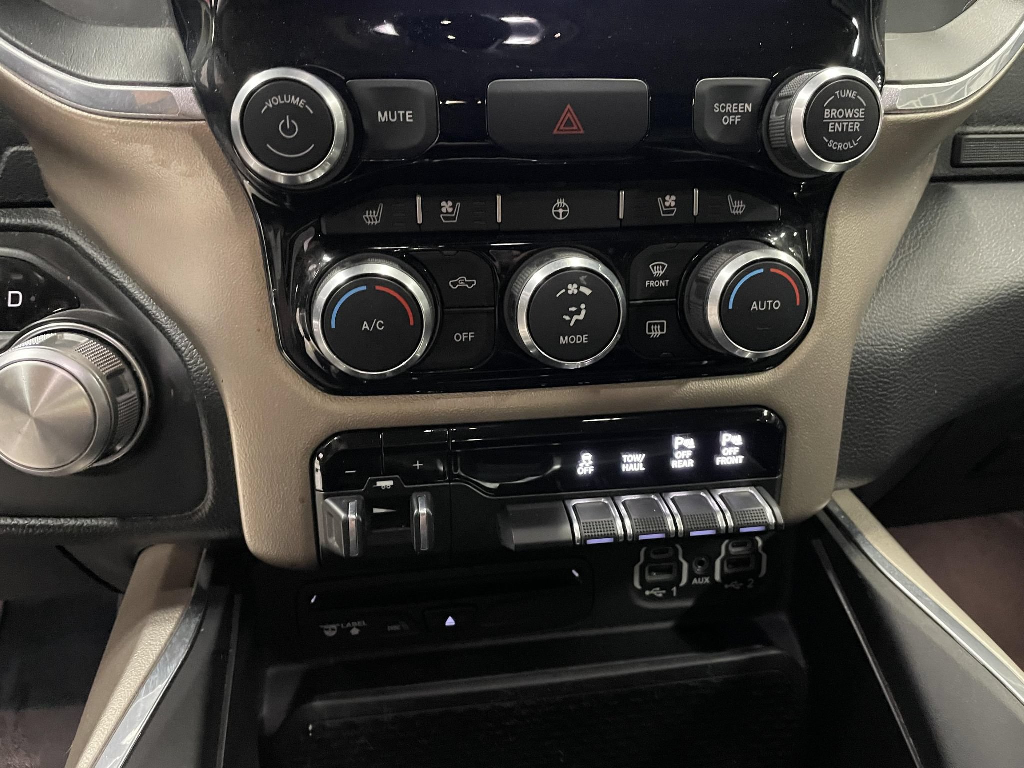 Used 2019 RAM 1500 Laramie AWD/4WD image 10