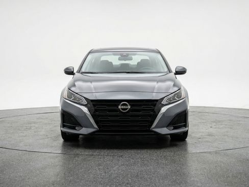 Used 2025 Nissan Altima 2.5 SV image 2