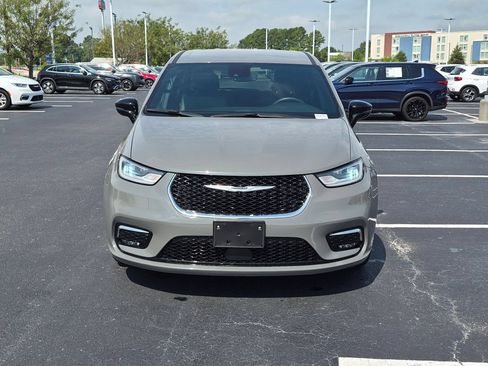Used 2025 Chrysler Pacifica Select FWD image 8
